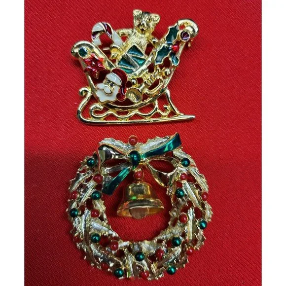 Christmas Pins/ Brooch Set of 2 Christmas Sleigh & Wreath Pin - Picture 2 of 10